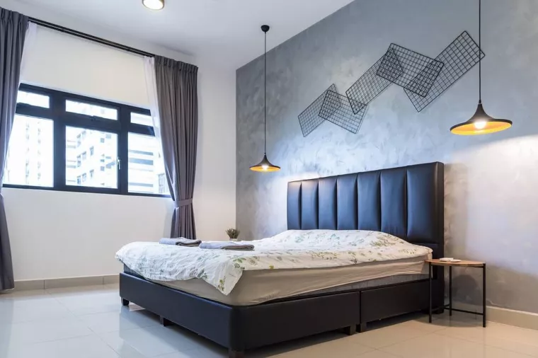 Appliquer une couche de peinture de décoration au-dessus d'un lit double dans une chambre parentale, Bergerac, MA PEINTURE
